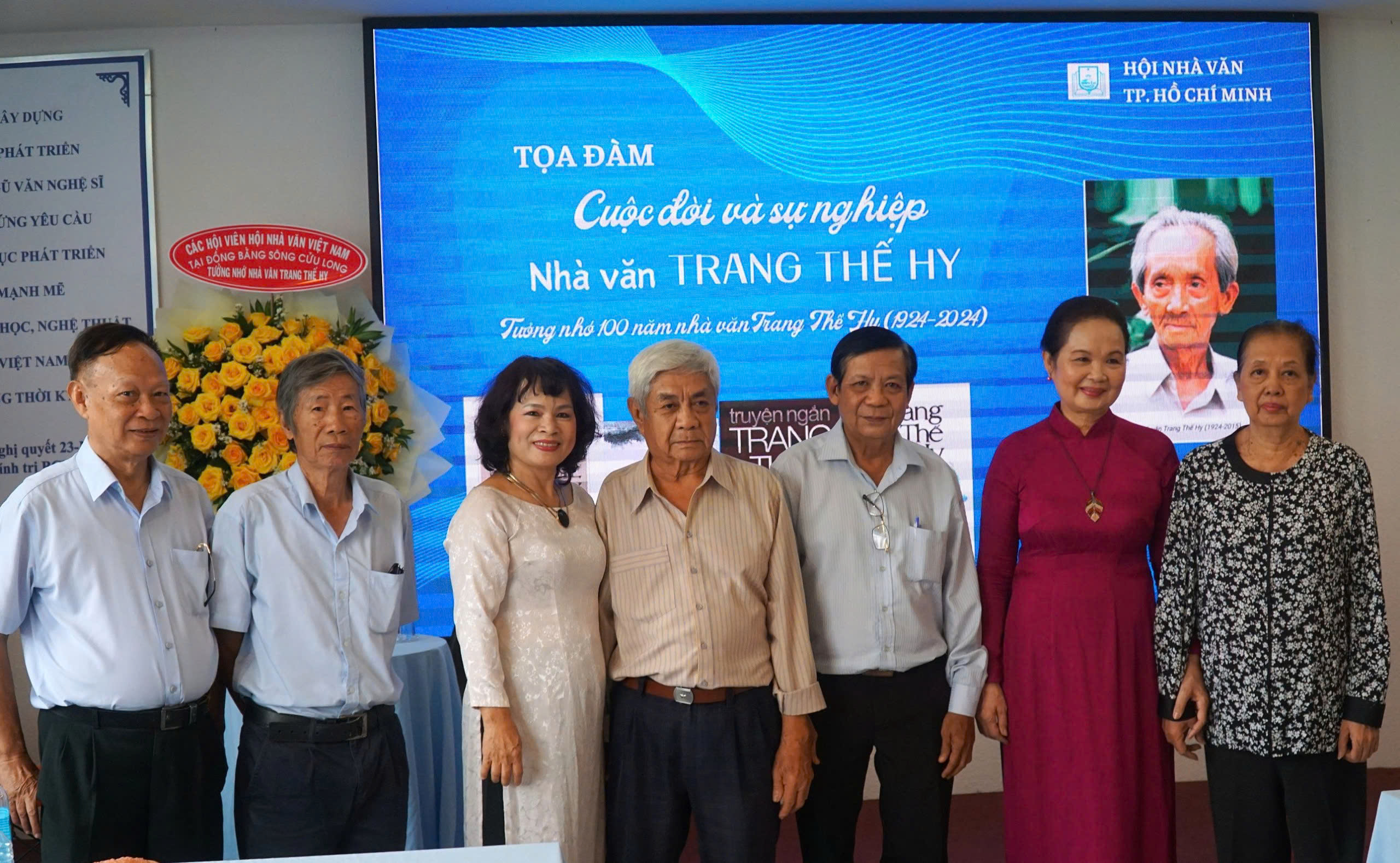 Các nhà văn tại Hội thảo về cuộc đời và sự nghiệp nhà văn Trang Thế Hy